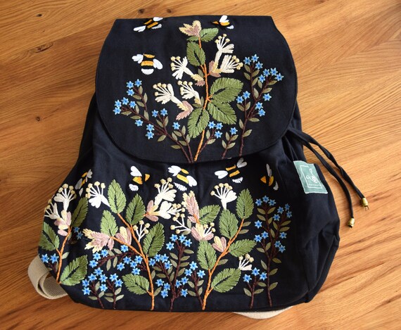 Handbestickter schwarzer Rucksack aus Jute & GOTS Bio Baumwolle, für Bienen-Fans. Fair produziert und unterstützt Frauen-Projekt in Indien