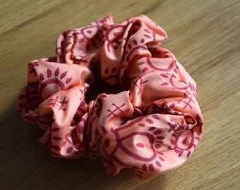 Chouchou rose confectionné à partir de tissu de sari recyclé, légèrement brillant - rose, rouge - élastique à cheveux à motifs - tissus colorés d'Inde