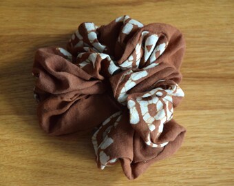 Chouchou marron fabriqué à partir de tissu de sari recyclé - marron, beige - élastique à cheveux - tissus teints naturellement en provenance d'Inde