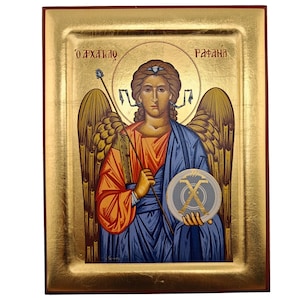 Può includere: Un'icona religiosa rettangolare raffigurante una figura centrale con grandi ali dorate, che indossa una tunica arancione e un mantello blu. La figura tiene in mano un bastone sottile e uno scudo circolare con una croce. Il testo O ΑΡΧΑΓΓΕΛΟ ΡΑΦΑΗΛ è visibile.