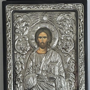 Może przedstawiać: Zestaw trzech ceramicznych kubków z nakrapianym, matowym wykończeniem. Kubki są w odcieniach kremowym, jasnoszarym i ciemnoszarym. Każdy kubek ma prosty, minimalistyczny design, idealny do kawy lub herbaty.