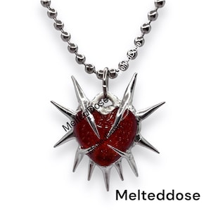 Spiky kleiner roter / dunkelvioletter Glas Herzanhänger, handgemachter Metallschmuck