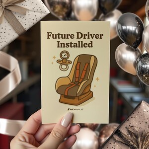 Tarjeta divertida de coche para bebé – "Futuro conductor instalado" – Tarjeta de felicitación por nacimiento para amantes de los coches – Regalo para padres de Drift JDM – Revhaus