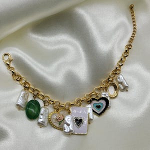 Bracelet à breloques fantaisiste, chaîne plaquée or, coeurs en émail, carte à jouer, accents de roses et de perles baroques, cadeau bijoux superposés tendance pour elle