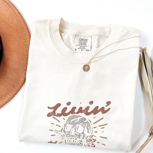 Livin&#39; the Dream Comfort Colors® T-Shirt – Vintage Skull Graphic Tee, Oversized Retro Grunge Shirt, Indie Boho Aesthetic Outfit