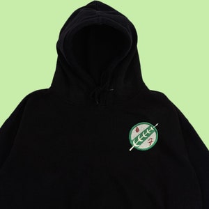 Puede incluir: Sudadera con capucha negra con un parche bordado verde y rojo del s&iacute;mbolo de la Alianza Rebelde de Star Wars.