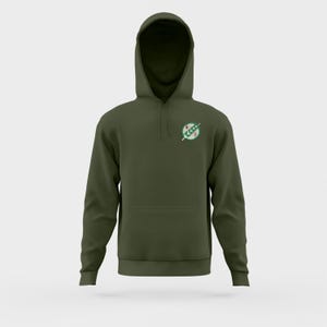 Puede incluir: Una sudadera con capucha verde con un logotipo blanco y verde en el pecho izquierdo. El logotipo es un c&iacute;rculo con una l&iacute;nea que lo atraviesa y una serie de s&iacute;mbolos verdes dentro del c&iacute;rculo.