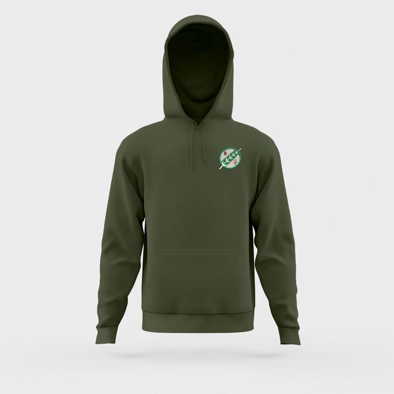 Puede incluir: Una sudadera con capucha verde con un logotipo blanco y verde en el pecho izquierdo. El logotipo es un c&iacute;rculo con una l&iacute;nea que lo atraviesa y una serie de s&iacute;mbolos verdes dentro del c&iacute;rculo.