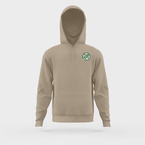 Puede incluir: Una sudadera con capucha beige con un logotipo verde y blanco en el pecho izquierdo. El logotipo es un c&iacute;rculo con una l&iacute;nea que lo atraviesa y una planta verde en su interior.