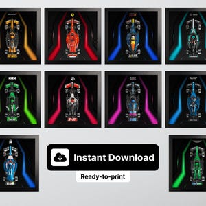 Op de afbeelding: Een verzameling ingelijste digitale kunstprints met Formule 1-raceauto's in verschillende kleuren, tegen een donkere achtergrond met verlichte circuitontwerpen. De prints zijn klaar om af te drukken en direct te downloaden.