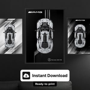 Könnte beinhalten: Drei gerahmte Schwarz-Weiß-Drucke mit einer Draufsicht auf einen weißen Sportwagen. Die Drucke tragen das AMG-Logo und den Text "Mercedes-AMG ONE". Die Drucke sind druckfertig und sofort zum Download verfügbar.