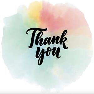 Carte postale « Merci » - fond blanc avec tie-dye arc-en-ciel ; Coeurs et aquarelle au dos. PDF téléchargeable.