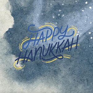 Carte postale « Happy Hanukkah » - ciel étoilé aquarelle ; graphique menorah moderne au dos. PDF téléchargeable.