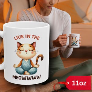 Tazza con pose yoga divertenti per gatti / Design carino con gatto yoga che vive nel MEOWWWW / Regalo per amanti dei gatti e yogi / Tazza da caffè ispirata ai gatti / 11 once