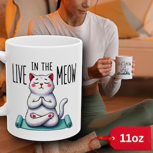 Tazza da yoga con gatto divertente / Design carino con gatto yoga che vive nel miagolio / Regalo per amanti dei gatti e yogi / Tazza da caffè ispirata ai gatti / 11 once
