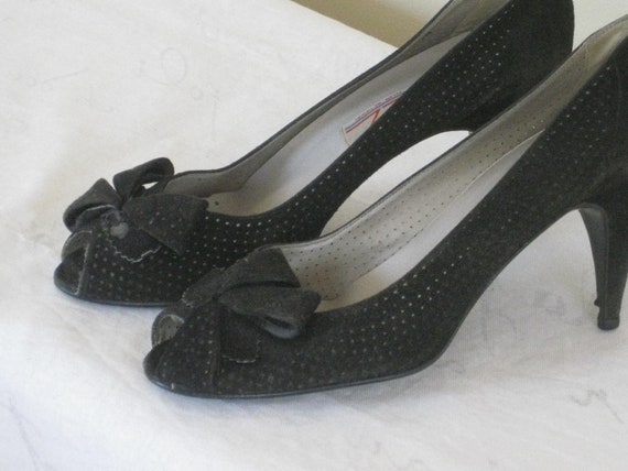 ladies black suede pumps