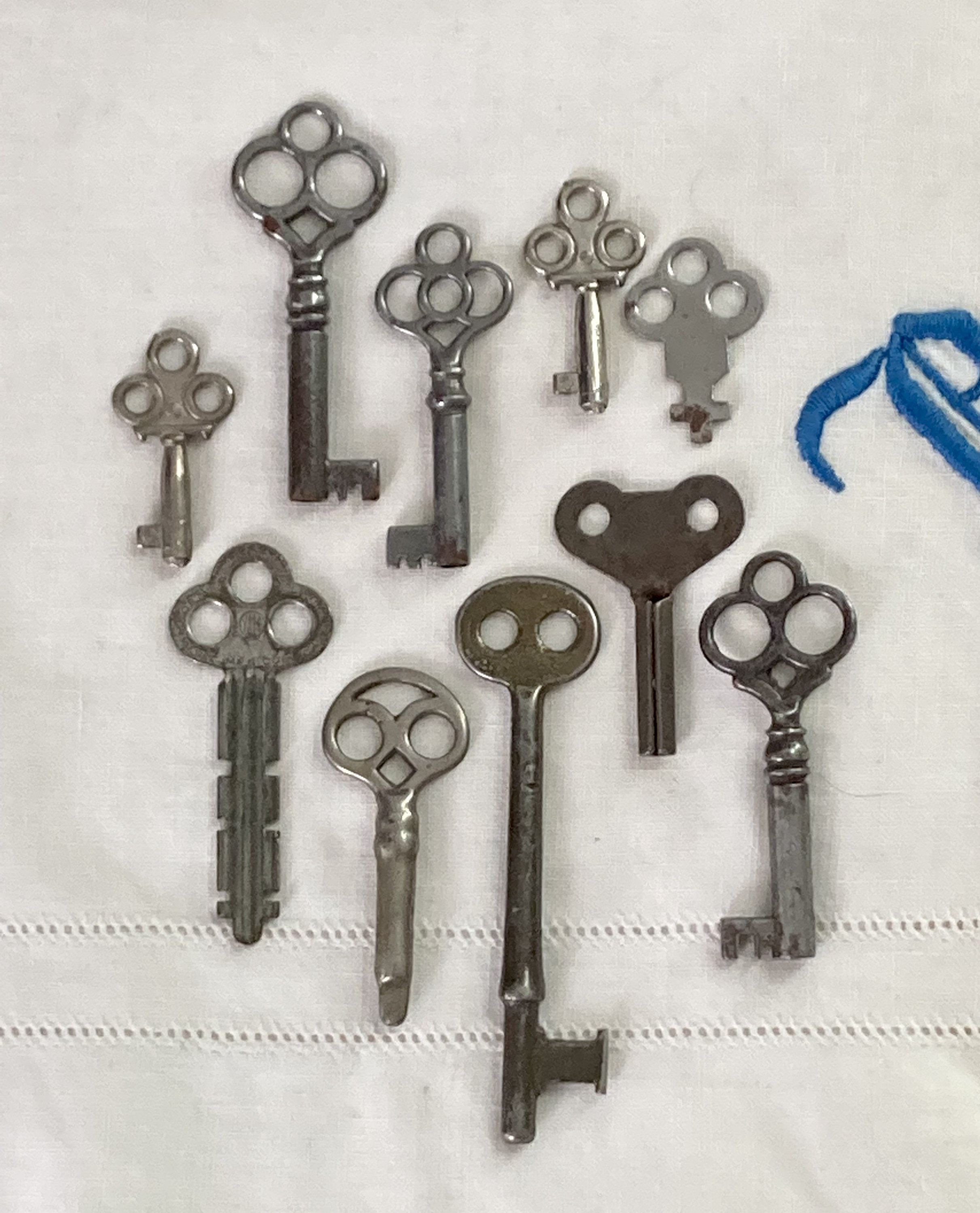 17 Old Vintage and Antique Keys, Skeleton Door Key, Cash Box, Mills  Novelty, US Lock, Russwin, Yale House Keys, Presto, Rusty 17729a 