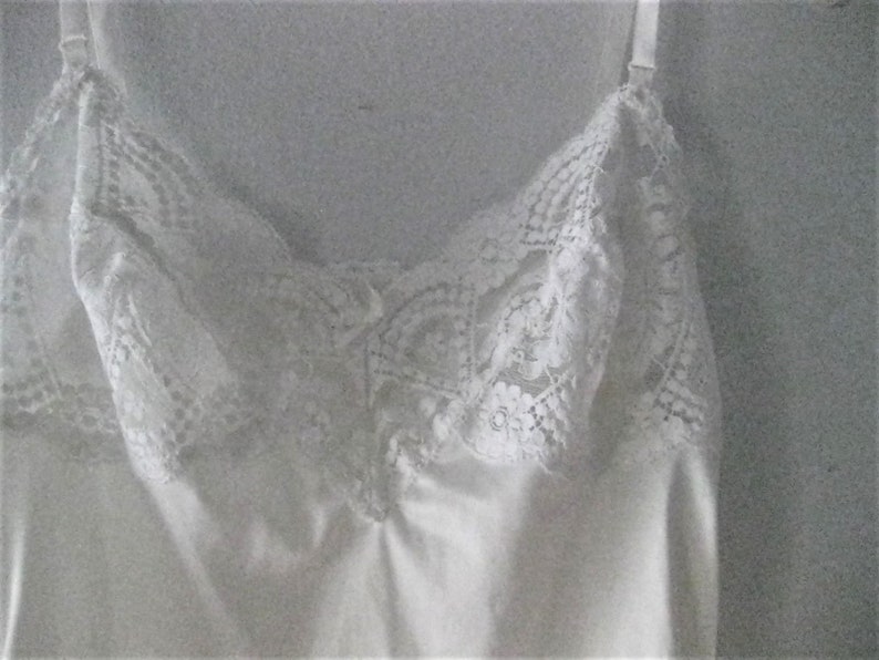 Womens Lingerie Apparel Size 34 White Vassarette Lace Bust with Adjustable Straps Vintage Ladies Camisole Undergarment Slip