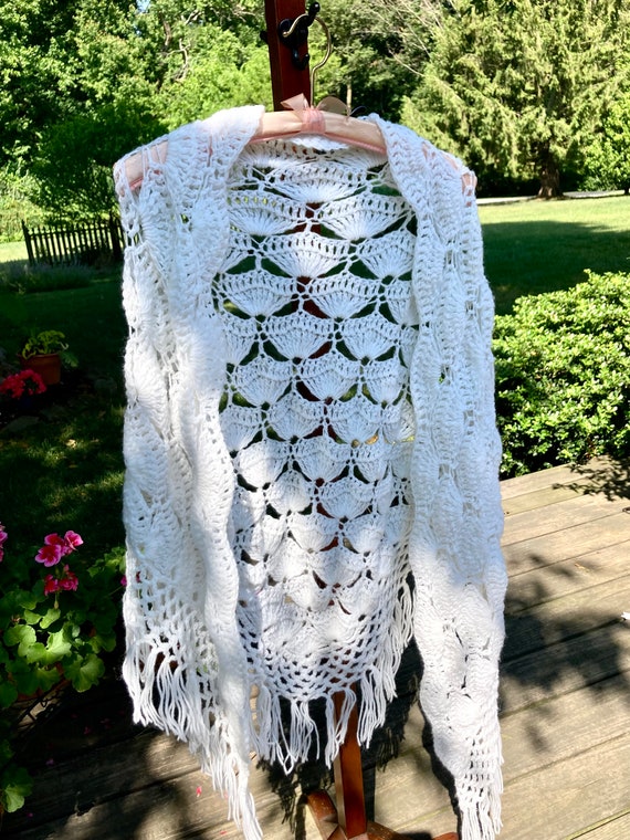 Vintage Hand Knit Shaw, 1960 1970s White Crochet L