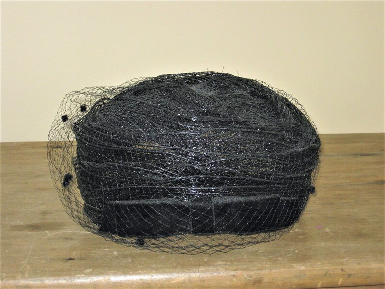 Pill Box womens Formal Fashion Accessories Mid Century Collectible Vintage Ladies Black Straw Hat with Velvet Bow and Netting Tilt Hat