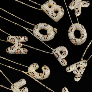 Collar con inicial de circonita con estampado de leopardo: colgante de letra de cobre bañado en oro, collar con letra inicial de burbuja, regalo de Navidad para mamá, letra de Balkon