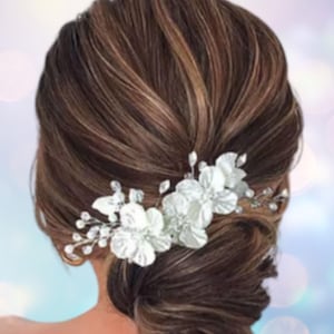 Elegante horquilla nupcial con perlas y cristales: accesorio para el cabello de boda con flores blancas, romántico tocado floral.
