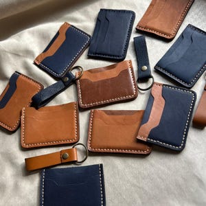 Conjunto de presente com porta-cartões feito à mão em couro e chaveiro combinando, couro legítimo, carteira fina multicolorida, presente personalizado em couro, ideia de presente