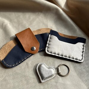 Conjunto de presente com porta-cartões feito à mão em couro e chaveiro combinando, couro legítimo, carteira fina multicolorida, presente personalizado em couro, ideia de presente