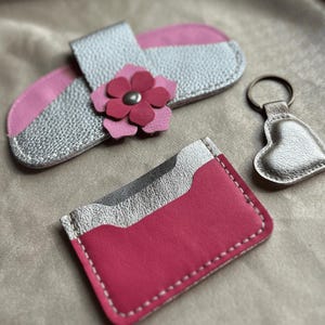 Conjunto de presente com porta-cartões feito à mão em couro e chaveiro combinando, couro legítimo, carteira fina multicolorida, presente personalizado em couro, ideia de presente