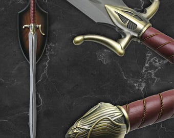 Puede incluir: Una espada decorativa con una hoja plateada y una empuñadura dorada ornamentada. El mango está envuelto en cuero rojo. La espada está montada sobre una placa de madera con un acabado marrón oscuro, creando una exhibición llamativa.