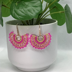 Aretes Alegría. Aretes boho con mostacillas | Joyería artesanal | Aretes hechos a mano con cristales | Aretes media luna ligeros