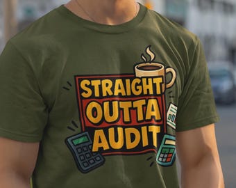 Puede incluir: Camiseta verde oliva con el texto "STRAIGHT OUTTA AUDIT" en un diseño rojo y amarillo. La camiseta presenta ilustraciones de una taza de café, una calculadora y un recibo. La persona lleva pantalones blancos y una pulsera plateada.