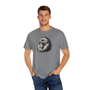 Cool Lion T-Shirt, Lion Graphic Tee, Wildlife Lover Shirt, Unique Animal Print Top, Vintage Lion Apparel
