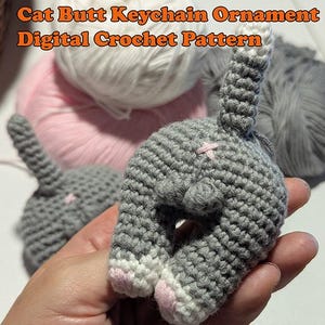 猫のお尻のクリスマスキーホルダーオーナメントのかぎ針編みパターン