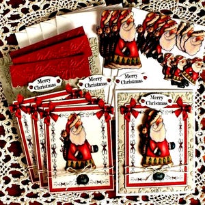 Op de afbeelding: Een set handgemaakte kerstkaarten met een centrale illustratie van de Kerstman in een rode jas, versierd met rode strikken, touw en een Merry Christmas-label, inclusief bijpassende witte enveloppen en rood reli&euml;f karton.