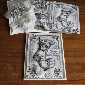 Kit de bricolage 3D blanc victorien pour bas de Noël avec poinsettias blancs et ornements. Excellent cadeau pour les artisans. Joyeuses Fêtes