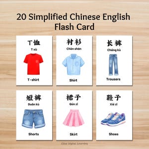 Könnte beinhalten: Lernkarten zum Erlernen des chinesischen und englischen Wortschatzes. Die Karten zeigen Illustrationen von Kleidungsstücken, darunter ein rotes T-Shirt, ein blaues Hemd, eine Hose, Shorts, ein rosa Rock und blaue Schuhe. Der Text "20 Simplified Chinese English Flash Card" steht oben.