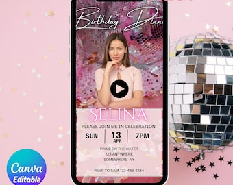 Puede incluir: Una invitación digital de cumpleaños rosa y blanca con un fondo de bola de discoteca. La invitación presenta una foto de una joven con el texto "Birthday Dinner" y "Selina" en una fuente rosa y blanca. La invitación incluye la fecha, la hora y la ubicación del evento.