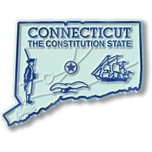 Peut inclure: Un aimant bleu clair en forme de l'État du Connecticut, avec une bordure bleu foncé. L'aimant affiche le texte "CONNECTICUT THE CONSTITUTION STATE" et des illustrations d'un personnage colonial, d'une étoile et d'un voilier.