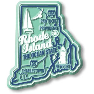 Può includere: Un magnete turchese e blu navy a forma di Rhode Island. Il magnete presenta una barca a vela, un gabbiano, un faro e il testo "Rhode Island The Ocean State". Include anche nomi di città e numeri di autostrade.