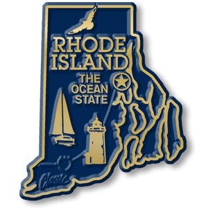 Può includere: Un emblema blu navy e dorato a forma di Rhode Island. L'emblema presenta le parole "Rhode Island" e "The Ocean State", insieme a una barca a vela, un faro e un uccello in volo.
