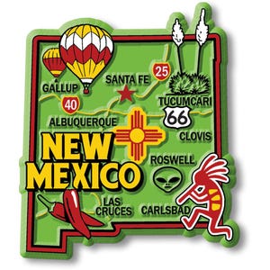Puede incluir: Un imán verde con la forma del estado de Nuevo México y un borde rojo. El imán presenta ilustraciones de globos aerostáticos, la Ruta 66, una figura de Kokopelli y el texto "New Mexico".