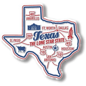 Pode incluir: Um adesivo branco em forma do Texas com uma borda vermelha e azul. O adesivo apresenta um mapa do Texas com nomes de cidades, números de rodovias e o texto "Texas The Lone Star State."