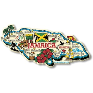 Puede incluir: Un imán decorativo con la forma de Jamaica, con ilustraciones de una bandera, flores, instrumentos musicales y un velero. El imán tiene un fondo color crema con un borde negro y la palabra "JAMAICA" en el centro.