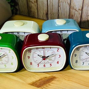 Retro Style Battery Operated Alarm Clocks for Bedside Table or Office Decoration