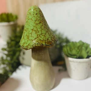 Hongo de cerámica decorativo alto con más detalles en La Corona, Verde o Morado