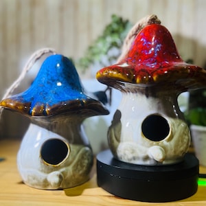 Gran casa para pájaros de cerámica de color rojo o azul, una bonita adición al jardín.