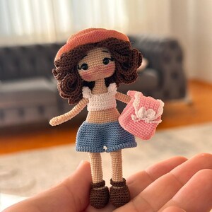 Boneca Miniatura de Crochê Feita à Mão: Amigurumi Colecionável (8 cm)