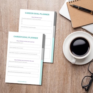 Puede incluir: Un planificador de objetivos profesionales imprimible con un esquema de color turquesa y gris. El planificador incluye secciones para reflexionar sobre el año pasado, definir objetivos para el año actual y desglosar los objetivos en pasos más pequeños.