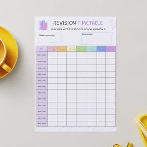 Könnte beinhalten: Ein weißes Revision Timetable mit dem Text "Planen Sie Ihre Woche. Bleiben Sie konzentriert. Erreichen Sie Ihre Ziele." Links eine gelbe Tasse und Untertasse. Rechts ein gelbes Tablett und Stift.